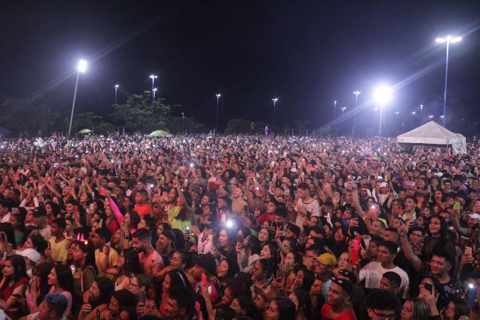 Multidão festeja a primeira noite de Carnaval na Avenida Beira-Rio